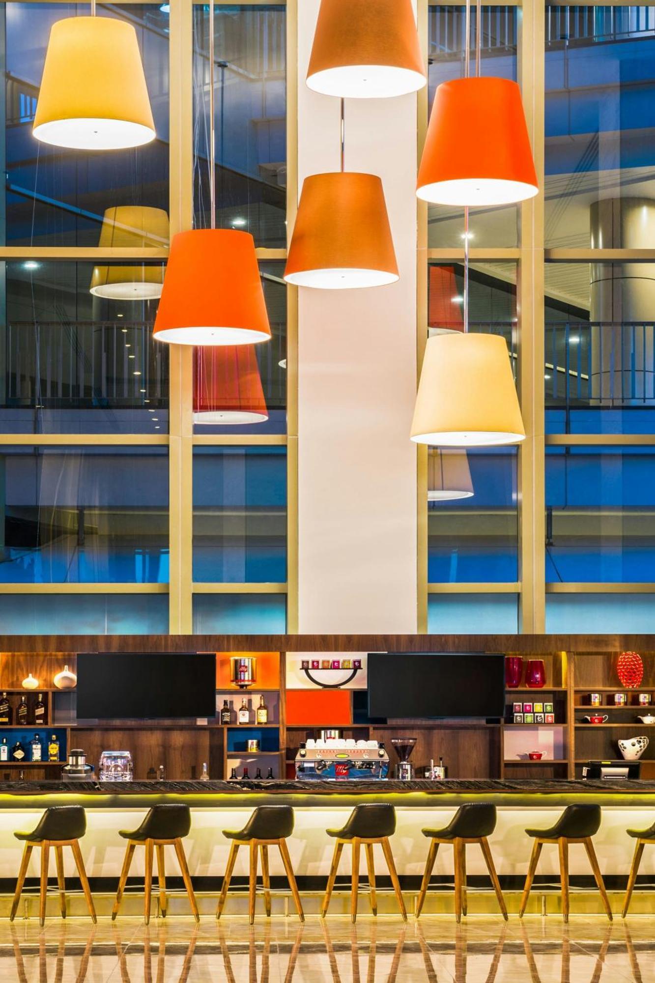 Le Meridien Putrajaya Exterior foto The bar at the hotel